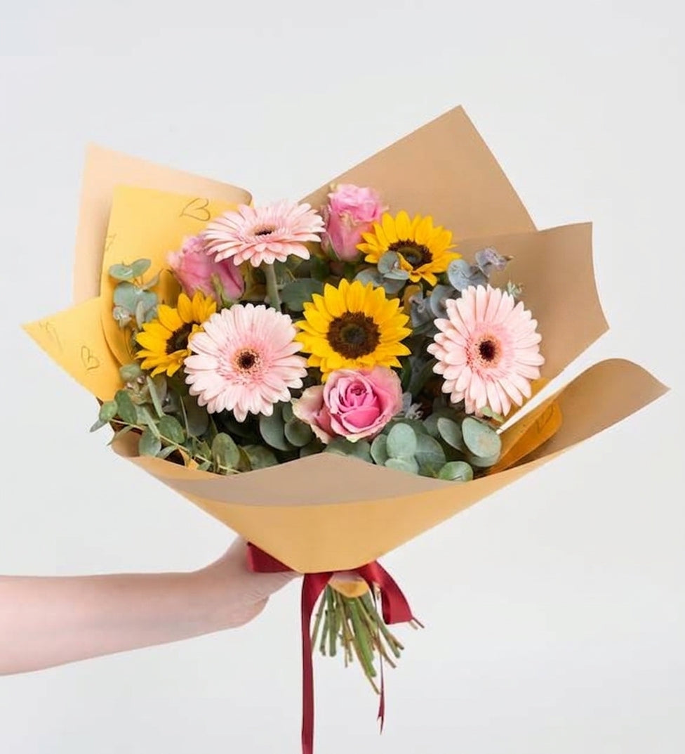 Ramo de 3 Gerberas Rosas, 3 Rosas Claritas y 3 Girasoles - En Papel Amarillo