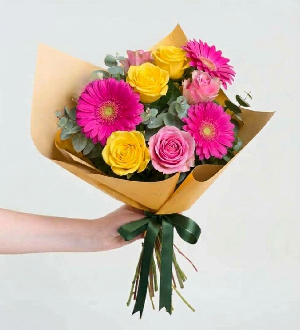 3 Rosas Amarillas, 3 Rosas Claritas y 3 Gerberas Rosas - En Papel Amarillo
