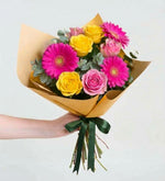 3 Rosas Amarillas, 3 Rosas Claritas y 3 Gerberas Rosas - En Papel Amarillo