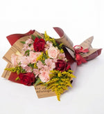 Ramo de 3 Rosas Claritas y Rojas con Astromelia Rosa - En Papel Periódico Burdeos