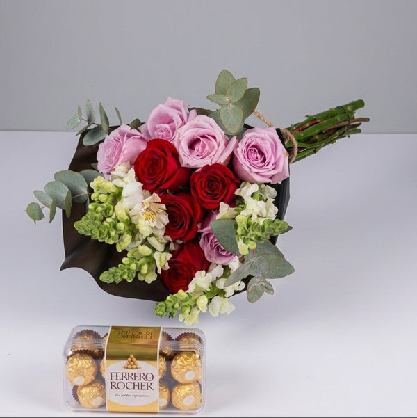 Ramo Tonos Rosa - 5 Rosas Rojas, 5 Rosas Claritas y Perrito Blanco con Ferrero 16