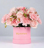 10 Claveles Rosas con Rosa Clarita y Astromelia - En Caja Rosa LolaFlora