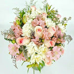 12 Rosas Claritas, 6 Claveles Blancos y Astromelias Rosas con Limonium - En Florero