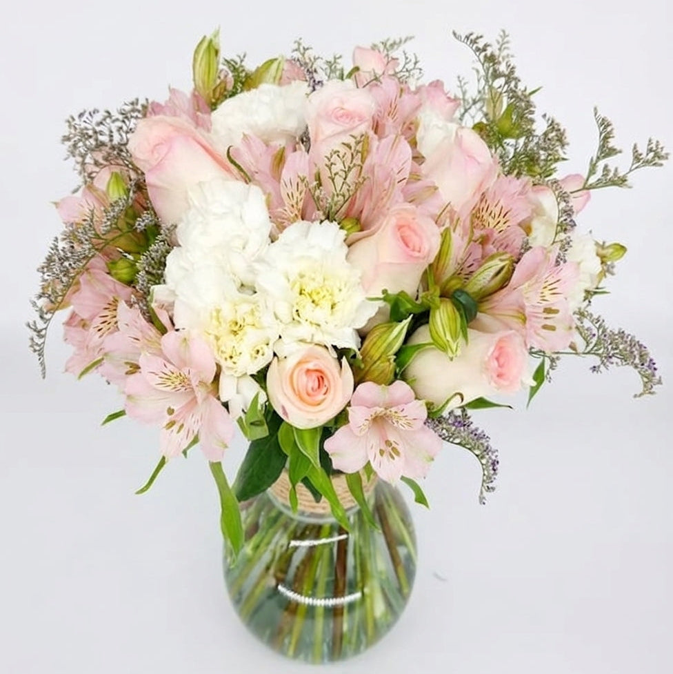 12 Rosas Claritas, 6 Claveles Blancos y Astromelias Rosas con Limonium - En Florero
