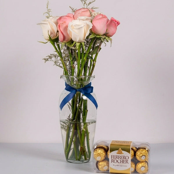 Detalle de 4 Rosas Claritas y 4 Rosas Blancas con Ferrero 16 - En Barcelo