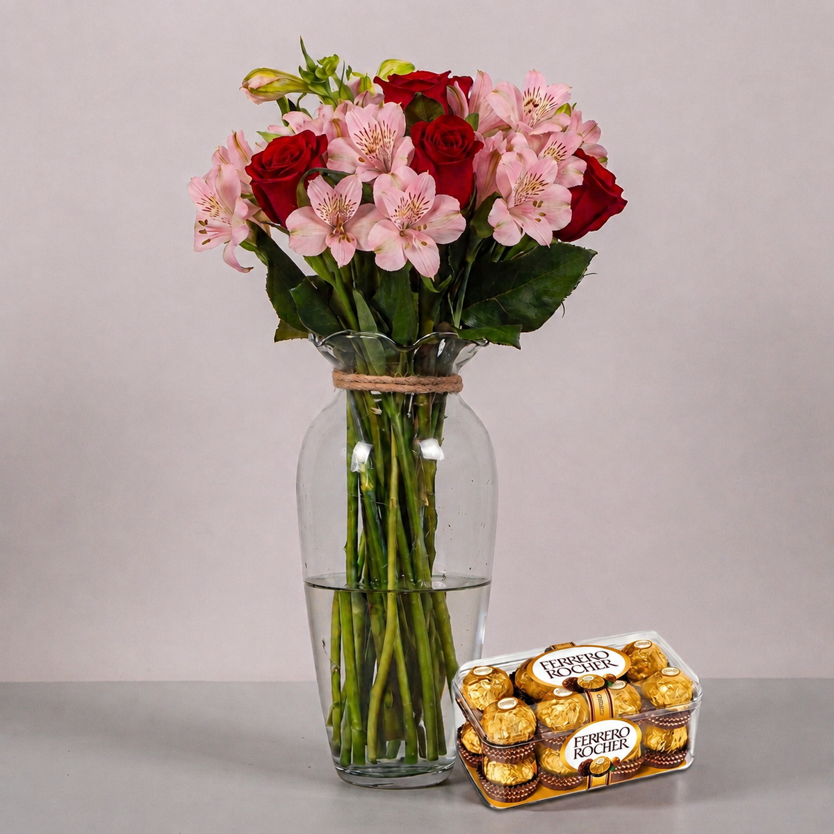 6 Rosas Rojas y Astromelias Rosas Con Ferrero 16 - En Barcelo