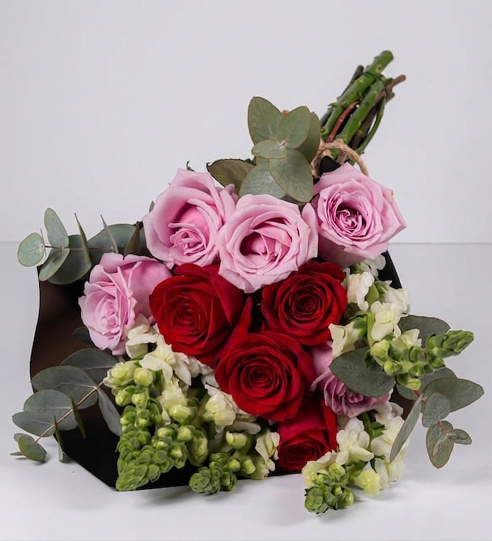 Ramo 5 Rosas Rojas, 5 Rosas Claritas y Perrito - En Papel Negro