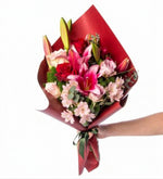 2 Rosas Rojas, 2 Rosas Claritas, 2 Lilys Rosas y Astromelia - En Ramo Burdeos